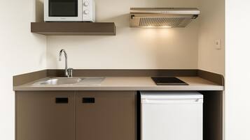 Bouilloire électrique, produits de nettoyage écologiques fournis