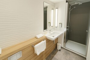 Standard Studio, 1 Queen Bed | Bathroom | Shower, eco-friendly toiletries, towels