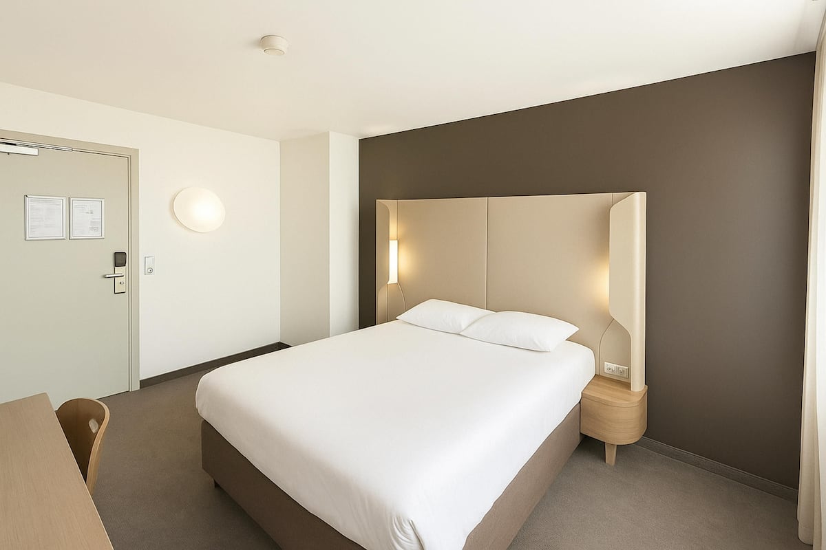 Standard Studio, 1 Queen Bed | Individually furnished, desk, blackout drapes, soundproofing