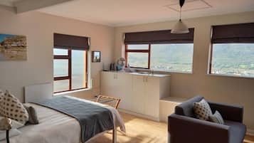 Comfort Studio Suite, 1 Queen Bed with Sofa bed, Partial Ocean View | Living area | 37-inch TV with digital channels