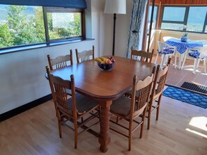 Casa de campo familiar, 2 habitaciones, vistas parciales al mar | Servicio de comidas en la habitación