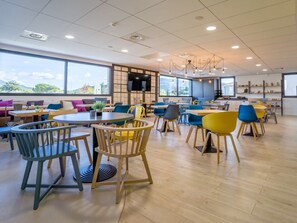 Desayuno buffet diario (EUR 13.90 por persona)