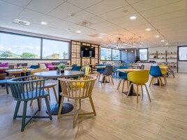 Desayuno buffet diario (EUR 13.90 por persona)