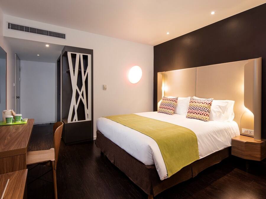 Habitación estándar, 1 cama matrimonial | Escritorio, espacio para trabajar con laptop y cortinas blackout