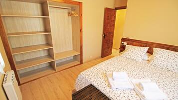 Comfort Apartment, 2 Bedrooms, Terrace | 2 bedrooms, blackout drapes, cribs (free), WiFi (free)