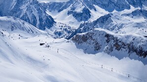 A snow-covered mountain landscape with ski slopes and a ski lift. - Apartamentos Mont Romies Plaza (Naut Aran)