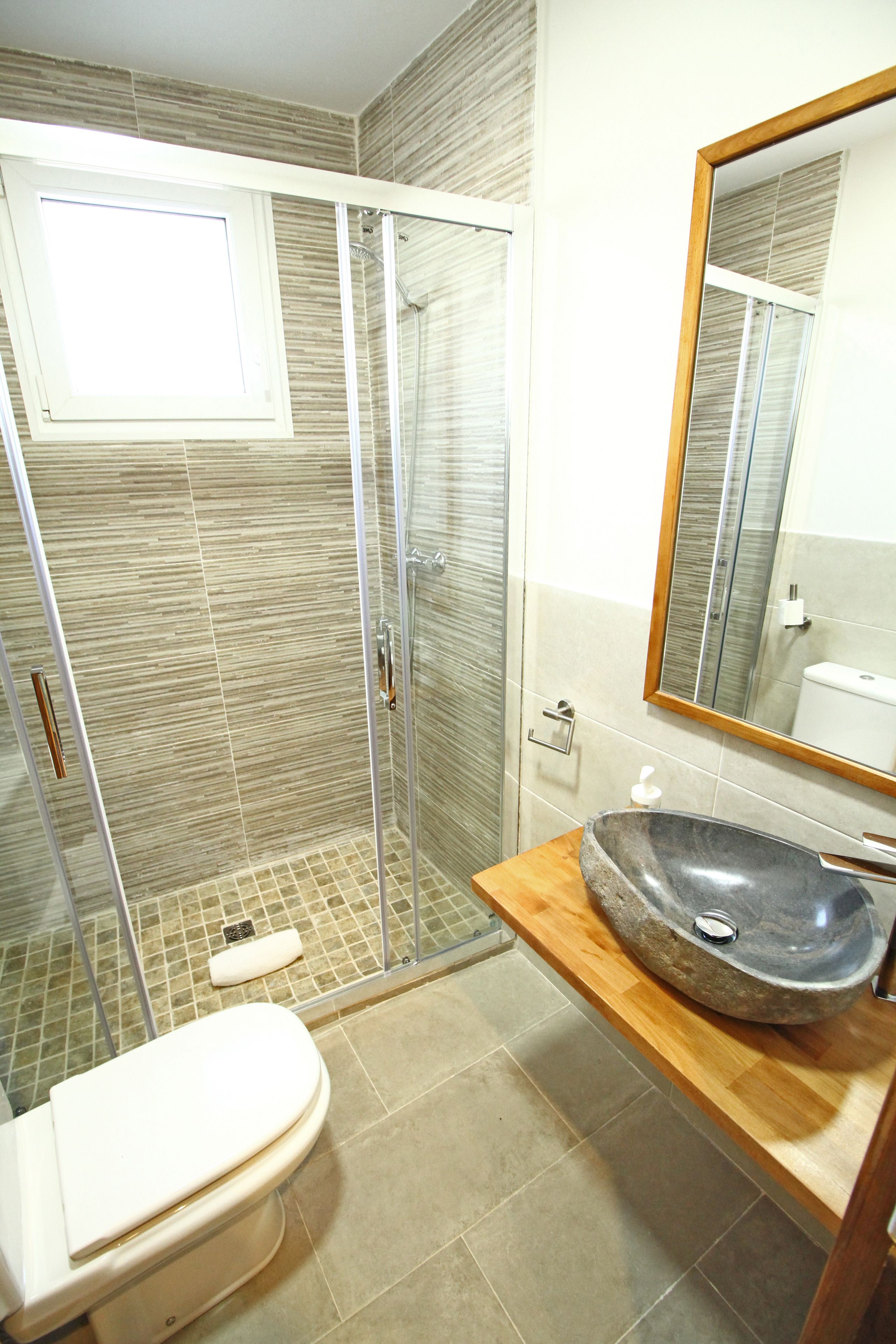 Appartement Confort, 2 chambres, terrasse | Salle de bain | Douche, serviettes fournies