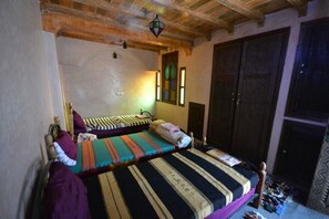 Standard-Dreibettzimmer, Gemeinschaftsbad | Zustellbetten, Bettwäsche