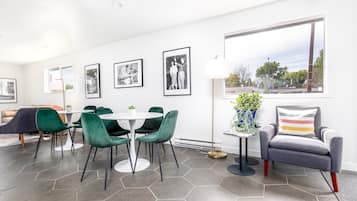 Coin salon dans le hall