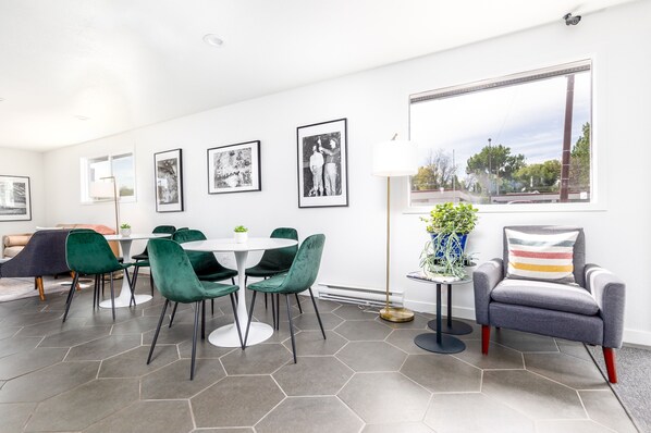 Lobby sitting area - Minecart Motor Lodge (Montrose)