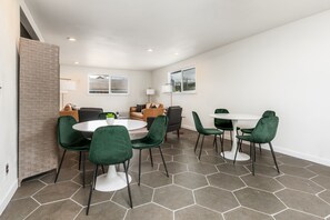 Lobby sitting area - Minecart Motor Lodge (Montrose)