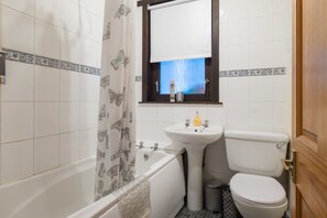 Appartement, 4 chambres | Salle de bain | Ensemble douche/baignoire, articles de toilette gratuits, sèche-cheveux