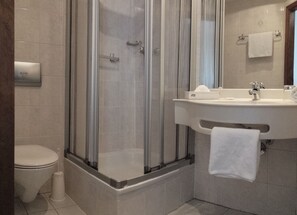 Ilmaiset hygieniatuotteet, hiustenkuivaaja, pyyhkeet