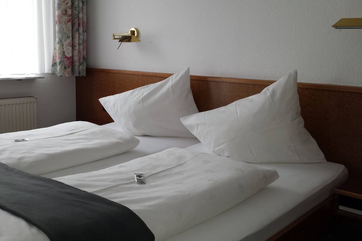 Ropa de cama hipoalergénica, escritorio y cortinas blackout