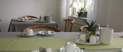 Petit déjeuner buffet (7 EUR par personne)