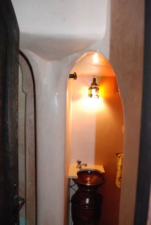 Departamento Confort, 1 habitación | Baño | Regadera, regadera tipo lluvia, toallas