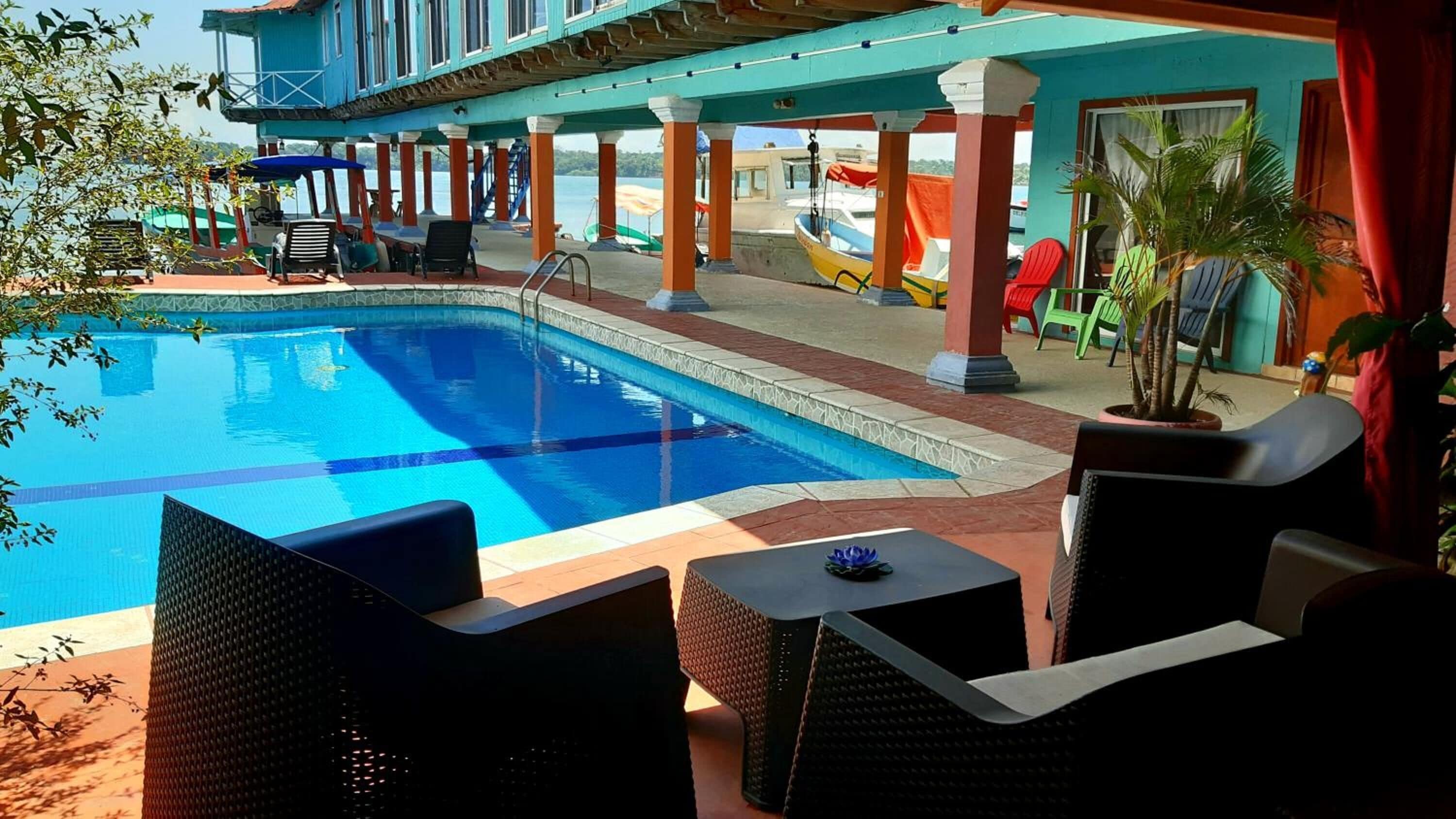 Piscine extérieure, chaises longues