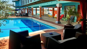 Outdoor pool, open 8:00 AM to 9:30 PM, pool loungers - Hotel El Delfin (Livingston)
