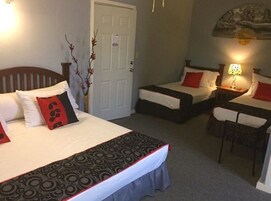 Wifi gratis, decoración personalizada y muebles diferentes 