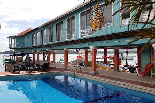 Una piscina al aire libre (de 08:00 a 21:30), tumbonas