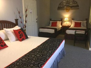 Individually decorated, individually furnished, free WiFi, bed sheets - Hotel El Delfin (Livingston)
