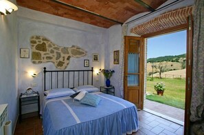 Standard Double Room | Free WiFi, bed sheets - Agriturismo La Marianella (Semproniano)