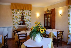 อาหารเช้าชุดใหญ่สไตล์อังกฤษในวันเสาร์-อาทิตย์ (EUR 7.50 ต่อคน)