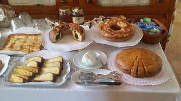 GroĂes FrĂŒhstĂŒck am Wochenende (7.50 EUR pro Person)