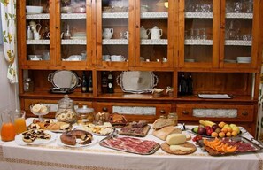 Full breakfast on weekends (EUR 7.50 per person) - Agriturismo La Marianella (Semproniano)
