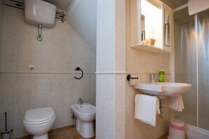 Chambre supérieure double, terrasse | Salle de bain | Douche, articles de toilette (gratuits), séchoir à cheveux