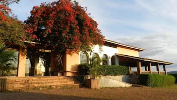 Vista frontal de la propiedad