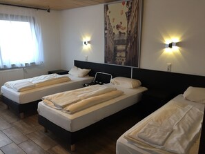 Escritorio, wifi gratis y ropa de cama 