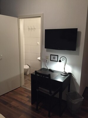 Escritorio, wifi gratis y ropa de cama 