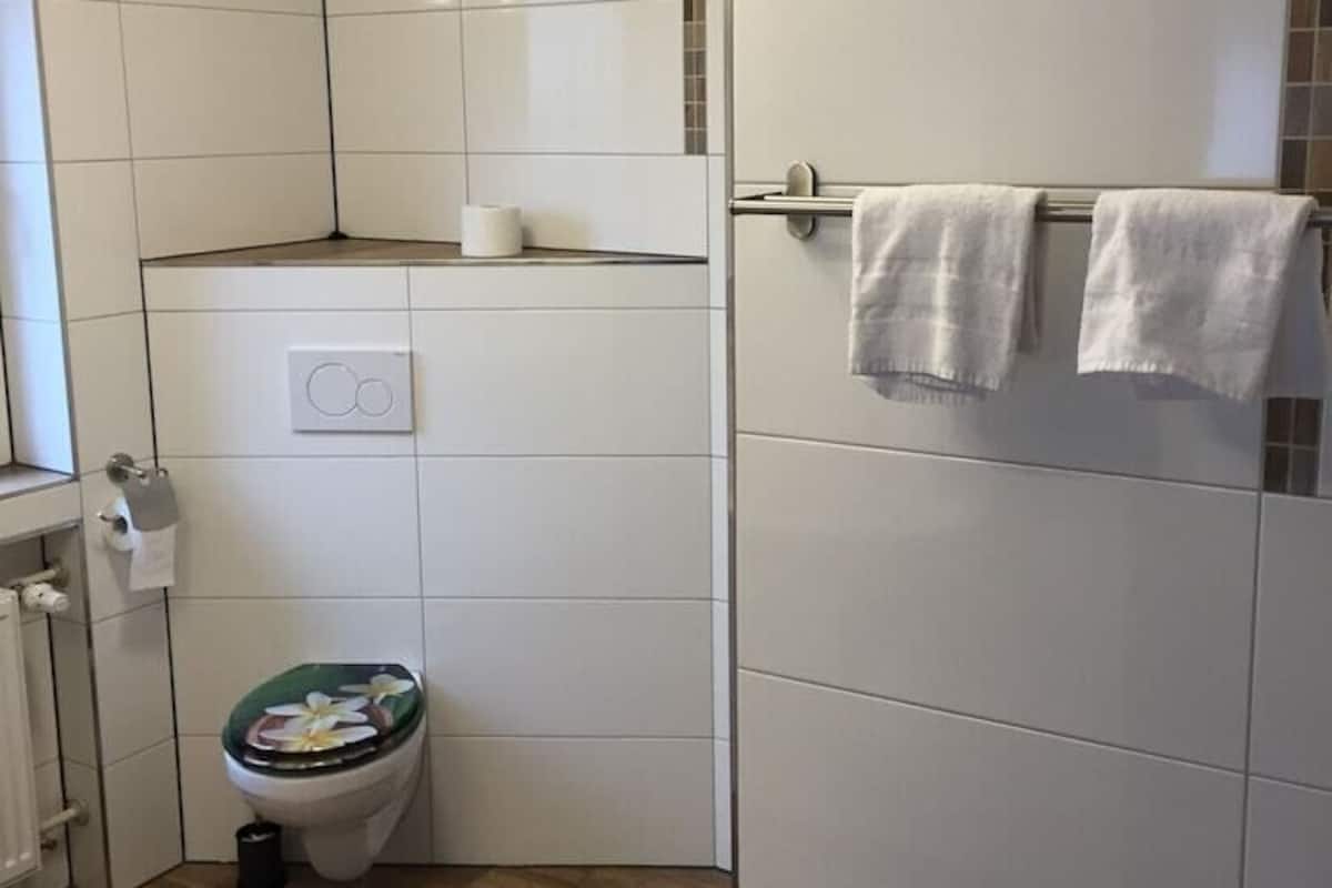 Baño | Regadera, secadora de cabello, toallas