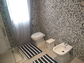 Shower, free toiletries, hair dryer, bidet - Start-line Airport Pisa (Pisa)