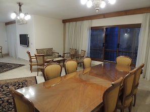 Apartamento Deluxe, 3 habitaciones, balcón, vistas al río | Zona de estar | Una televisión LED
