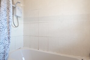Departamento, 3 habitaciones | Baño | Tina con regadera, amenidades de baño gratuitas, secadora de cabello 