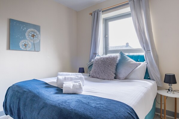 Apartment, 3 Bedrooms | 3 bedrooms, individually furnished, desk, laptop workspace