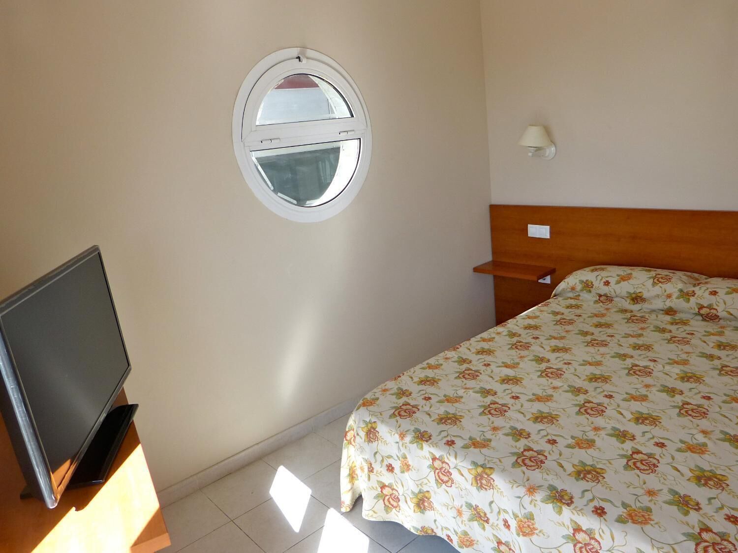 single room | desk, blackout curtains, free cots/infant beds, free wifi