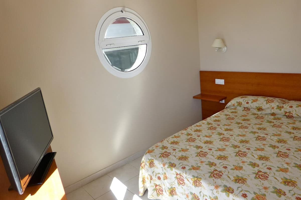 single room | desk, blackout curtains, free cots/infant beds, free wifi