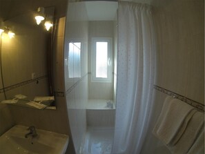 Deep soaking tub, rainfall showerhead, free toiletries, hair dryer - Hotel Tamasite (Puerto del Rosario)