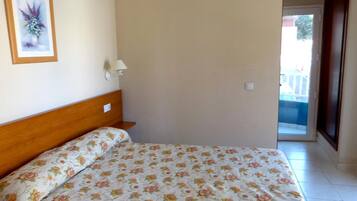 Een bureau, verduisterende gordijnen, gratis babybedden, gratis wifi