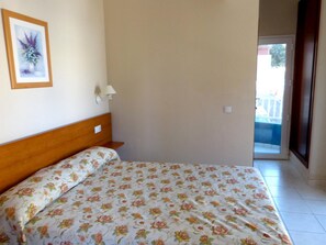Desk, blackout drapes, free cribs/infant beds, free WiFi - Hotel Tamasite (Puerto del Rosario)