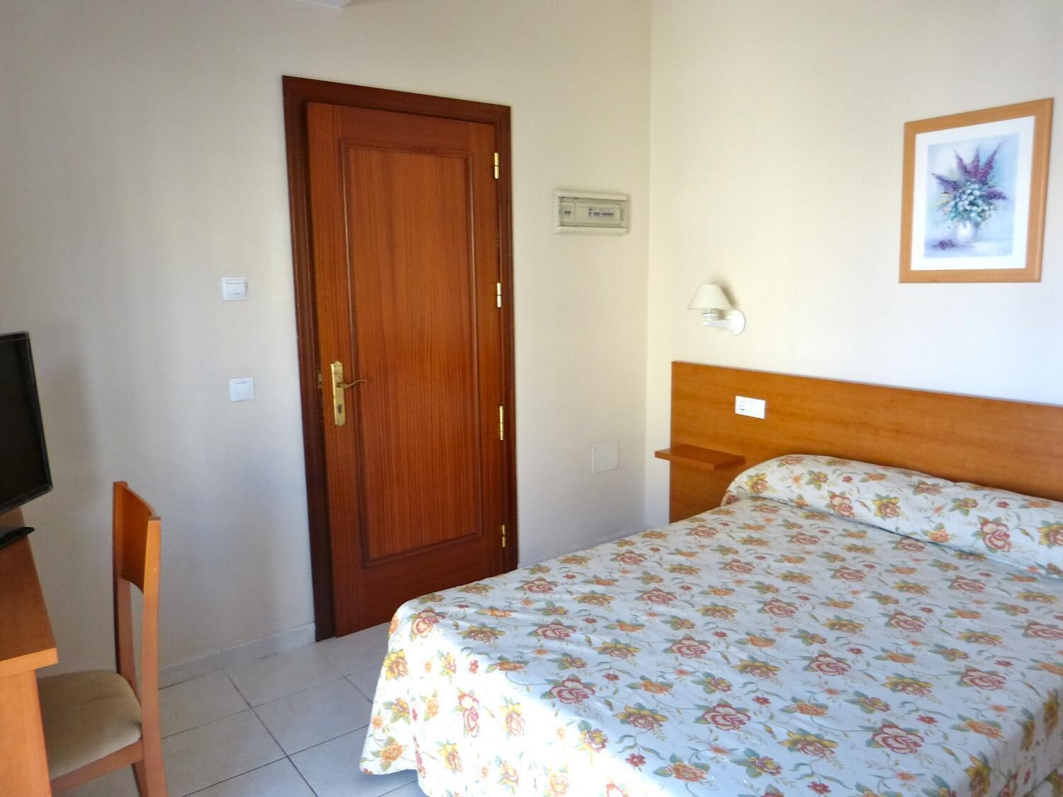 single room | desk, blackout curtains, free cots/infant beds, free wifi