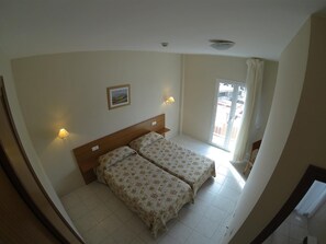 Twin Room | Desk, blackout curtains, free cots/infant beds, free WiFi - Hotel Tamasite (Puerto del Rosario)