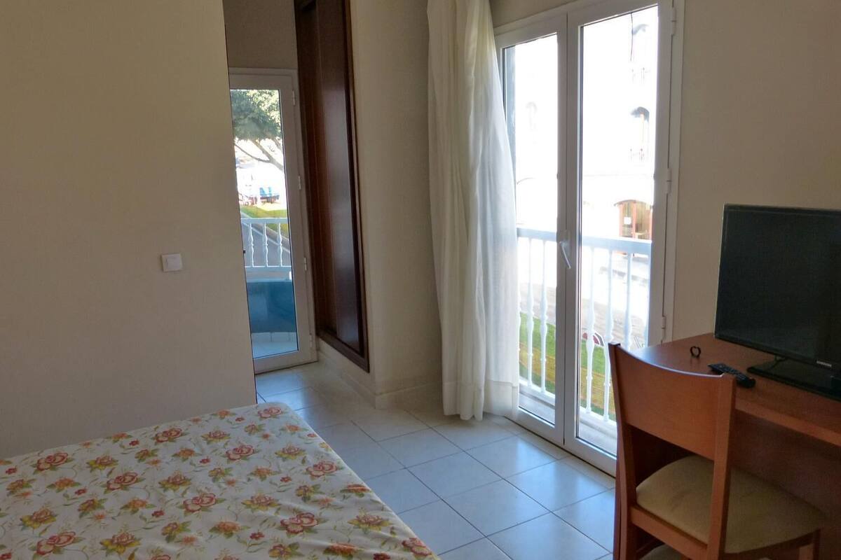 single room | desk, blackout curtains, free cots/infant beds, free wifi