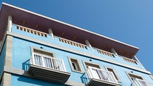 A multi-story building with balconies and a flat roof. - Hotel Tamasite (Puerto del Rosario)