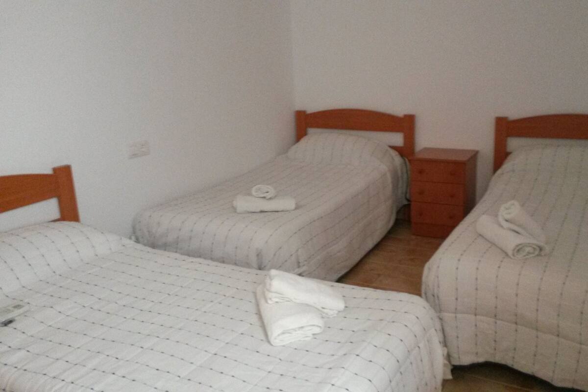 Triple Room | Gebar bulu kapas, Wi-fi percuma, cadar katil 