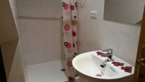 Dreibettzimmer | Badezimmer | Dusche, Regendusche, kostenlose Toilettenartikel, Haartrockner