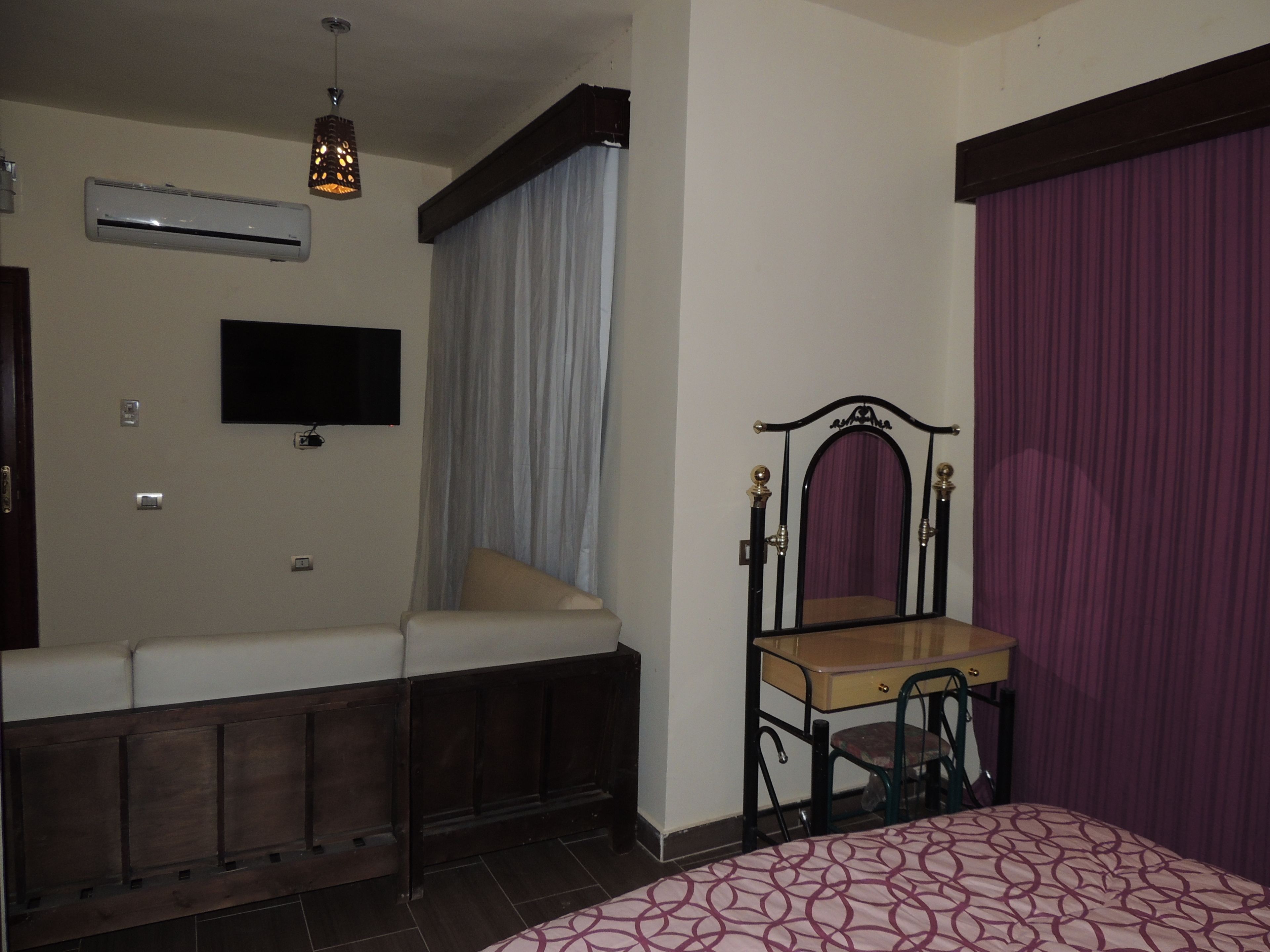 独特开间, 1 间卧室, 吸烟房, 部分海景 | 起居区 | 40-英寸纯平电视 （配备卫星频道）、LED 电视